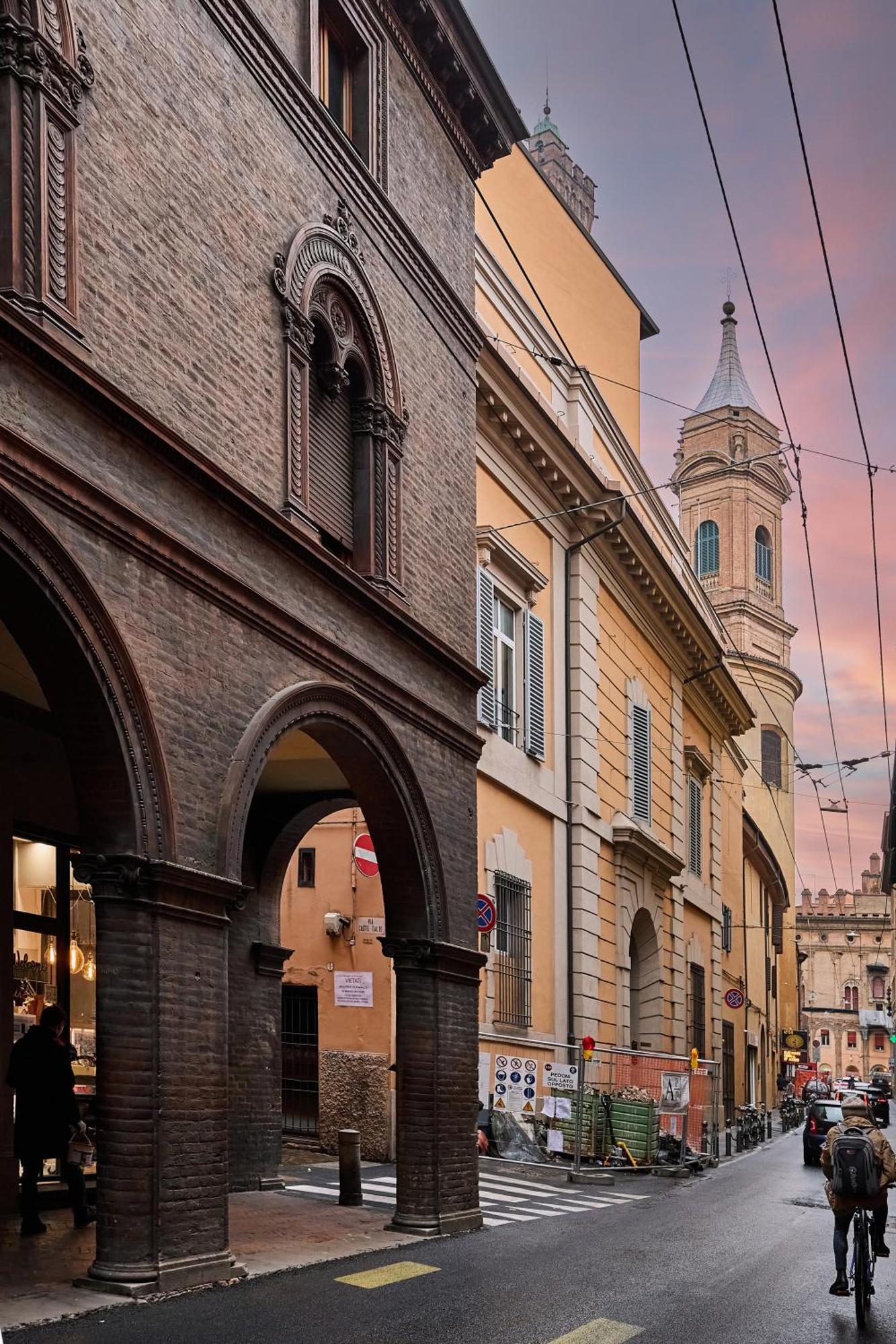 La Torre Lunga -Smart Working- 150 M Dalle-From Due Torri-Two Towers Bologna Exterior photo