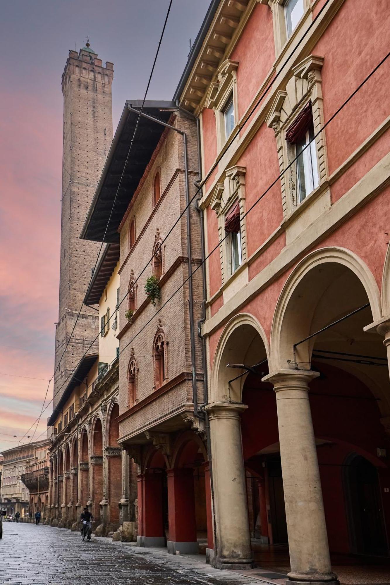 La Torre Lunga -Smart Working- 150 M Dalle-From Due Torri-Two Towers Bologna Exterior photo